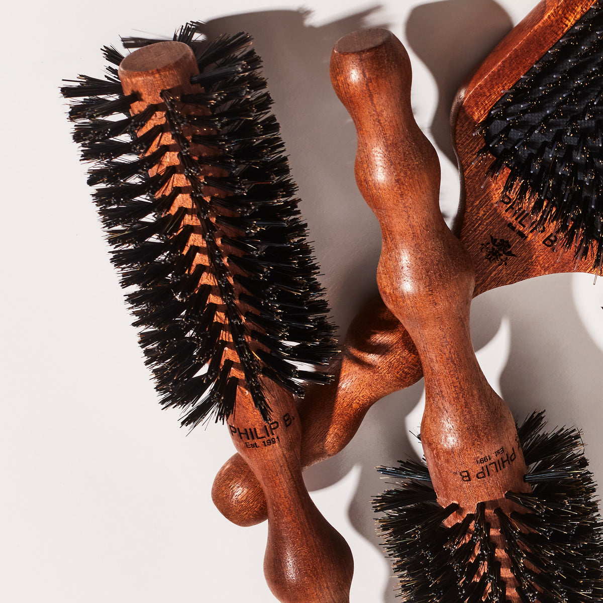 Round Hairbrush Medium, with duster bag.