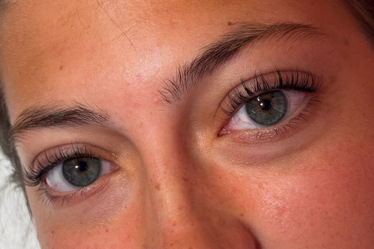 Naturlig løft og fylde med InLei® Lash Filler. Styrker, former og gir tykkere vipper over tid – for et varig, elegant blikk.