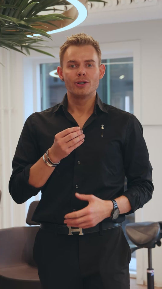 Inspirert av japanske headspa-ritualer – en behandling for både hår og hodebunn. Vi starter med hodebunnsanalyse og skreddersydd produktanbefaling, etterfulgt av massasje med næringsrik hårkur, damp og terapeutisk rødt varmelys som stimulerer hodebunnen og følelsen av velvære. Behandlingen avsluttes med ønsket klipp eller blowout.