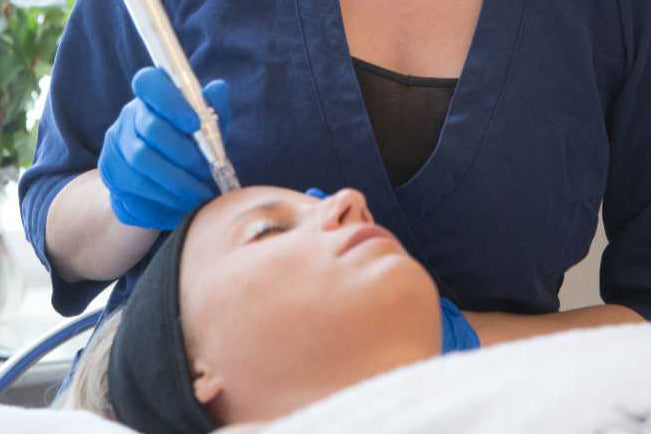 Opplev microneedling/nanoneedling utført av våre eksperter i Sandvika. Book time og nyt en luksuriøs opplevelse.