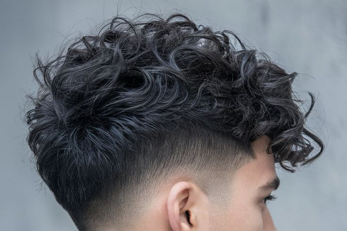 Gir tekstur, volum og kontrollerte bølger for et ryddig, maskulint resultat. Kombineres gjerne med fade for moderne kontrast.
NOK 2 249,-